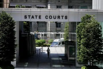 Dr. Jeremy Mong Shaowei dijatuhkan hukuman penjara selama 13 minggu dan telah digantung daripada amalan perubatan selama enam bulan kerana perbuatan mengintai.