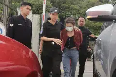 Suri rumah yang juga nenek kepada empat cucu, Chan Wan Kooi, 57 tahun (tengah), dituduh di Mahkamah Sesyen Johor Bahru, Johor, atas tuduhan bersuhabat bersama tiga lelaki menculik seorang ahli perniagaan yang juga dipercayai ahli keluarganya, pada 13 Oktober.