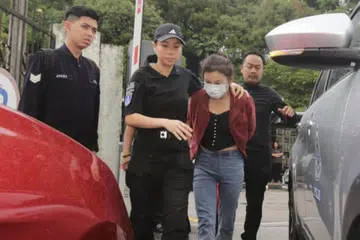 Suri rumah yang juga nenek kepada empat cucu, Chan Wan Kooi, 57 tahun (tengah), dituduh di Mahkamah Sesyen Johor Bahru, Johor, atas tuduhan bersuhabat bersama tiga lelaki menculik seorang ahli perniagaan yang juga dipercayai ahli keluarganya, pada 13 Oktober.