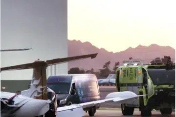 Dua pesawat kecil masing-masing membawa dua orang di dalamnya mereka bertembung sekitar pukul 8.30 pagi berhampiran Lapangan Terbang Marana di Marana, Arizona.