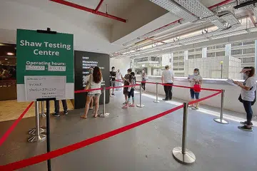 DEMI KESELAMATAN: Orang ramai beratur bagi ujian Covid-19 di Pusat Perubatan Raffles di Shaw Centre semalam. - Foto BM oleh JASON QUAH