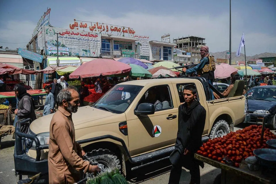 Pejuang Taleban dengan trak pikap bergerak di sekitar kawasan pasar, yang dipenuhi penduduk Afghanistan di daerah Kote Sangi Kabul. - Foto AFP
