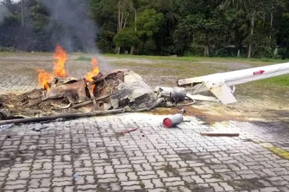 Keadaan helikopter pengangkut yang terhempas dan terbakar dalam kejadian di tapak projek Tenaga Nasional Berhad (TNB) dekat Jalan Lama Kuala Lumpur-Bentong di Pahang, pada 6 Februari. 