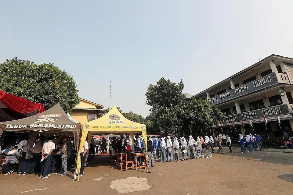 BERATUR PANJANG: Para pelajar beratur panjang di sekolah vokasional di Depok, Jawa Barat, Indonesia bagi dapatkan vaksin Sinovac Covid-19. Foto EPA-EFE