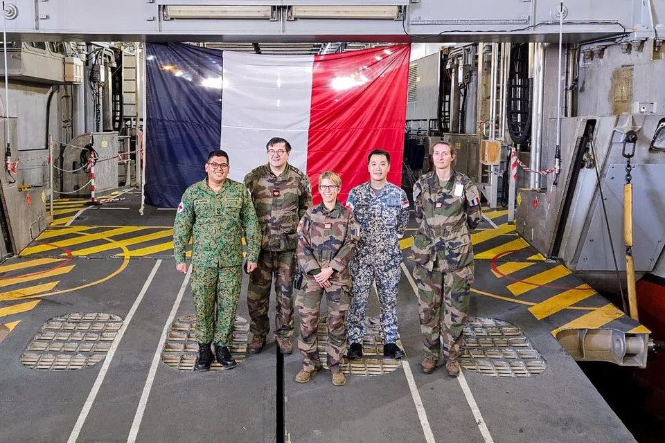 BEKERJASAMA: LTC (Dr) Nazirul Hannan Bin Abdul Aziz (pertama dari kiri) dan ME3 Jimmy Woo Ying Ming (kedua dari kanan) bersama pasukan perubatan Angkatan Tentera Perancis (FAF) di atas kapal FS Dixmude.