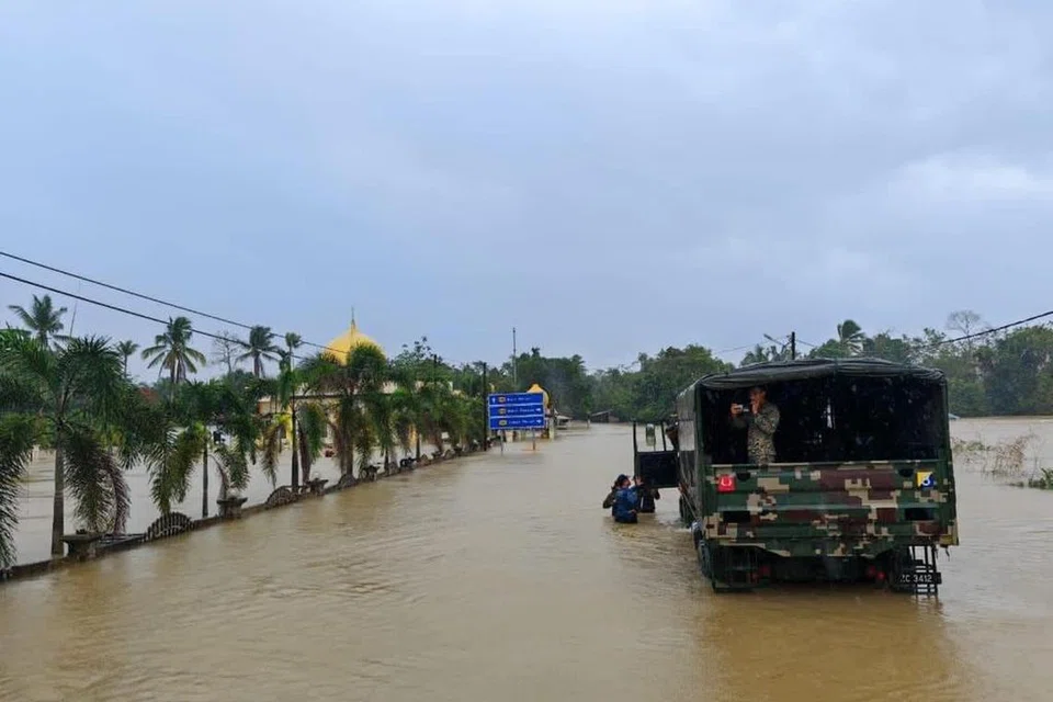 GERAK BANTUAN: Pasukan mencari dan menyelamat khas Malaysia (Smart) bersama aset Angkatan Tentera Malaysia, Polis Diraja Malaysia dan Angkatan Pertahanan Awam menggunakan trak tentera untuk menyelamatkan mangsa banjir di kawasan yang boleh dilalui kenderaan berat di Kelantan.