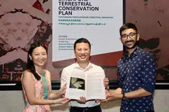 Menteri Pembangunan Negara Encik Desmond Lee (tengah) bersama ahli primatologi Cik Andie Ang (kiri) dan Pengasas Bersama Herpetological Society Singapura, Encik Sankar Ananthanarayanan.