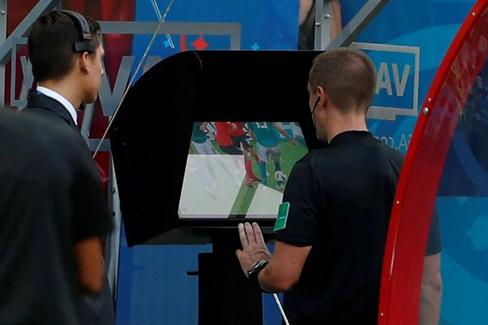 Teknologi 'Video Pembantu Pengadil' atau VAR rata-rata digunakan dengan lancar buat pertama kali diperkenalkan di Piala Dunia Russia ini. Ia membantu pengadil membuat keputusan yang lebih tepat serta menghukum pemain yang cuba 'menipu' untuk mendapatkan penalti. - Foto REUTERS 