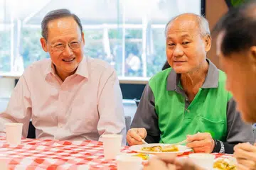 Menteri Tenaga Manusia, Dr Tan See Leng (kiri), berkata lebih banyak sokongan di bawah skim baru yang akan diumumkan menjelang penghujung 2024 dalam amanat Hari Pekerja beliau pada 27 April.