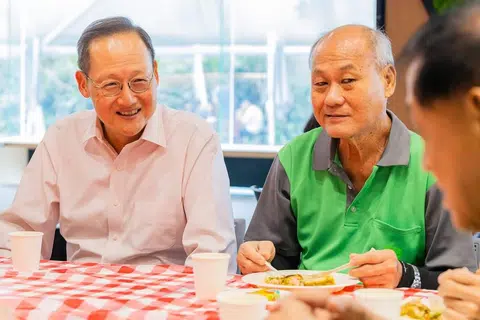 Menteri Tenaga Manusia, Dr Tan See Leng (kiri), berkata lebih banyak sokongan di bawah skim baru yang akan diumumkan menjelang penghujung 2024 dalam amanat Hari Pekerja beliau pada 27 April.