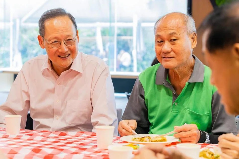 Menteri Tenaga Manusia, Dr Tan See Leng (kiri), berkata lebih banyak sokongan di bawah skim baru yang akan diumumkan menjelang penghujung 2024 dalam amanat Hari Pekerja beliau pada 27 April.