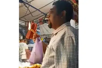BUKAN MAKANAN PALSU: Dalam satu video yang tular di media sosial, seorang lelaki membakar keropok lekor dan mendakwa ia mengandungi plastik apabila apinya terus menyala.