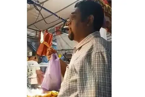 BUKAN MAKANAN PALSU: Dalam satu video yang tular di media sosial, seorang lelaki membakar keropok lekor dan mendakwa ia mengandungi plastik apabila apinya terus menyala.