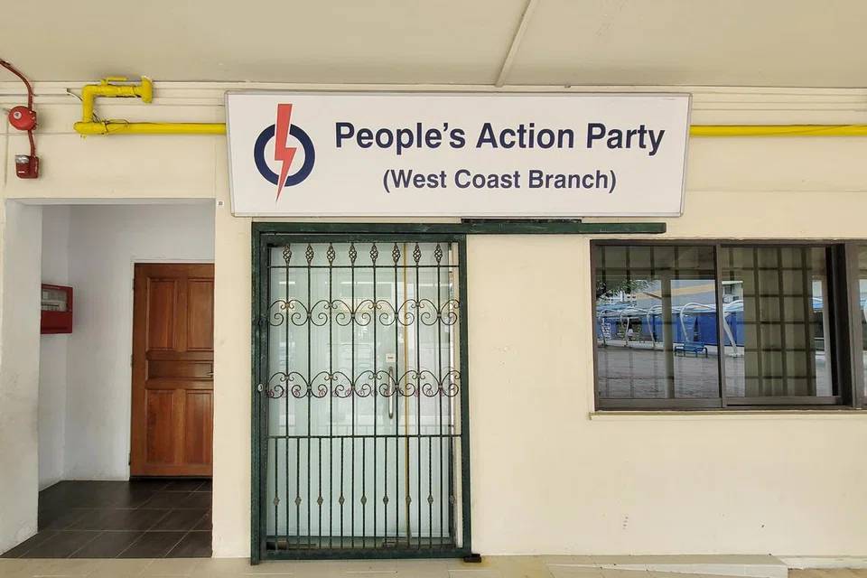 PENDUDUK DIUTAMAKAN: Menteri Pembangunan Negara yang juga Anggota Parlimen (AP) GRC West Coast, Encik Desmond Lee, memberi jaminan kepada penduduk di kawasan itu bahawa keperluan mereka akan dijaga berikutan peletakan jawatan mantan menteri pengangkutan, S. Iswaran.