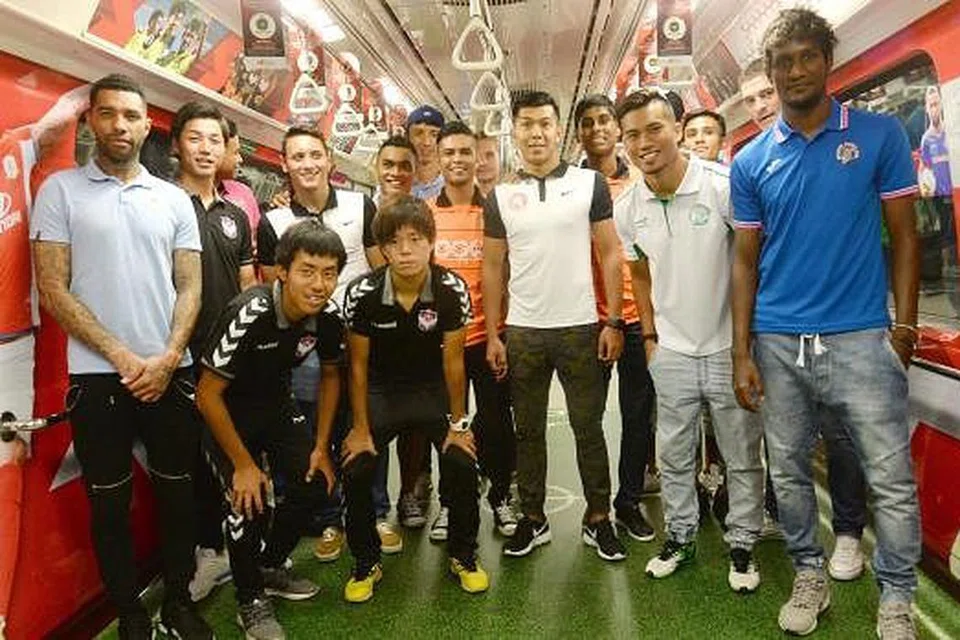 MENDEKATI PEMINAT MENERUSI POSTER: Pemain Liga-S berharap inisiatif sebegini dapat meningkatkan lagi jumlah penyokong dalam perlawanan mereka di stadium - Foto-foto TAUFIK A. KADER