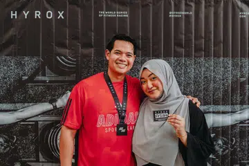 Cik Siti Nurul Ashiqin Shamsoolfarook telah menyokong penyertaan suaminya, Encik Muhammad Huzair Mohd Yazid, semasa pertandingan kecergasan sejagat, Hyrox, pada 29 Jun.