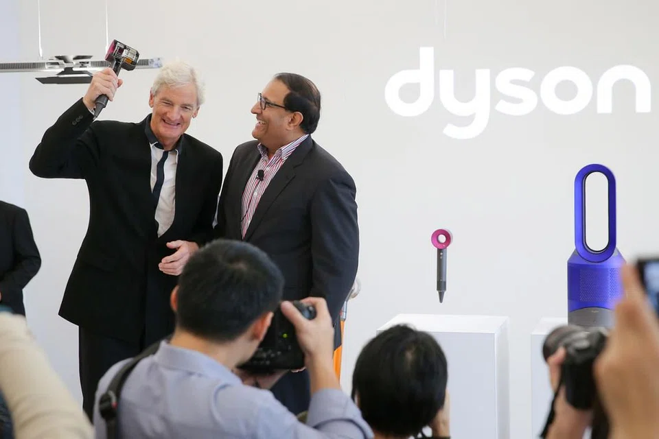 BANGUN TEKNOLOGI BARU: Menteri Perdagangan dan Perusahaan (Perusahaan) S. Iswaran (kanan) dan Sir James Dyson, pengasas dan ketua jurutera di Dyson pada acara pelancaran pusat teknologi baru syarikat itu di Taman Sains Singapura tahun lalu. Kemudahan ini memberi tumpuan pada usaha membangunkan teknologi baru buat masa hadapan, termasuk kecerdasan buatan, pembelajaran mesin, robotik, dinamik cecair dan sistem penglihatan. - Foto fail THE STRAITS TIMES