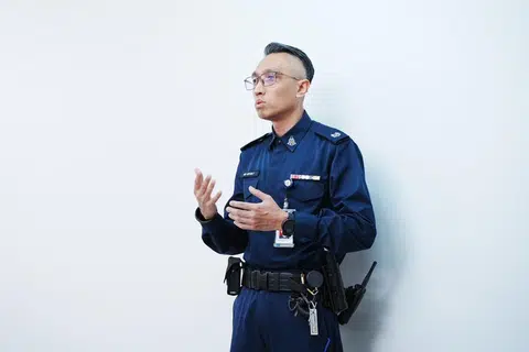 ASP Muhamad Asfadly Aspar berkongsi pengalamannya ketika mengurus seorang tahanan wanita yang mula menangis dan cemas kerana harus berpisah daripada anak-anaknya dan tiada siapa yang dapat menjaga mereka ketika itu