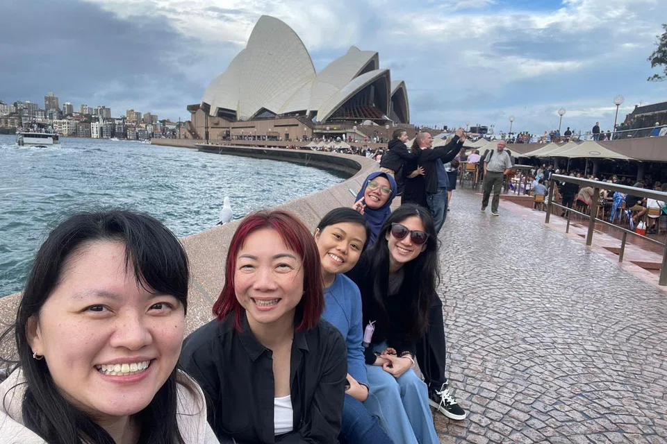 KUNJUNGAN WAJIB: Cik Siti Nur Ida Mohd Ali (bertudung, di belakang) dan rakan-rakannya, (dari kiri) Cik Yip Xin Ying, Cik Joyce Tan Su Binn, Cik Siti Nur Afiqah Hussain dan Cik Shermaine Chua Zi Min, datang dua hari lebih awal untuk meninjau tempat menarik di Sydney seperti Sydney Opera House.