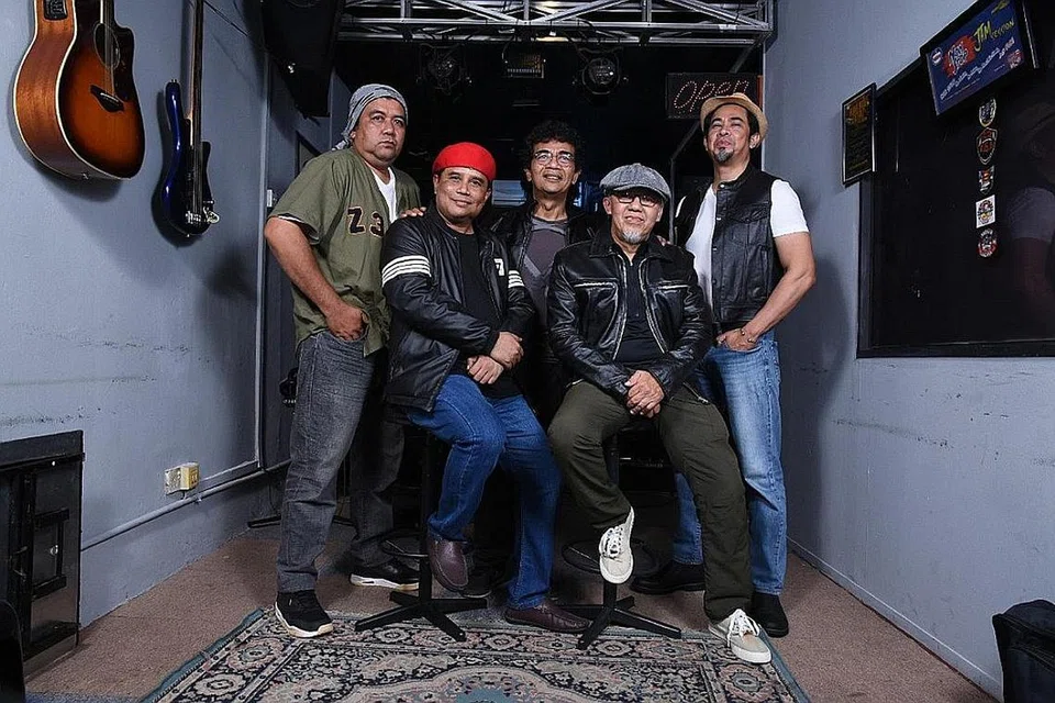 PENANTIAN BERAKHIR: Kumpulan U.K's tidak sabar untuk bertemu peminat dari Singapura di konsert reunion mereka di Istana Budaya hujung minggu ini. - Foto KUMPULAN U.K'S