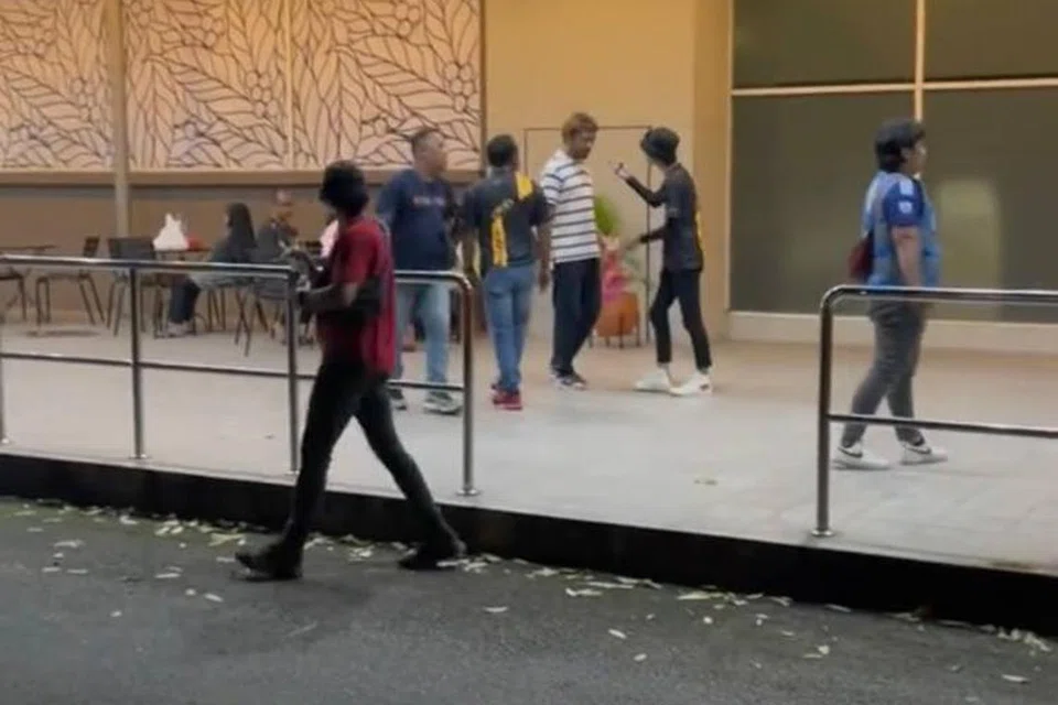 DITAHAN:  Kru Kaboom Karnival dapat menangkap teman lelaki mangsa dera dan diserahkan kepada pihak polis. 