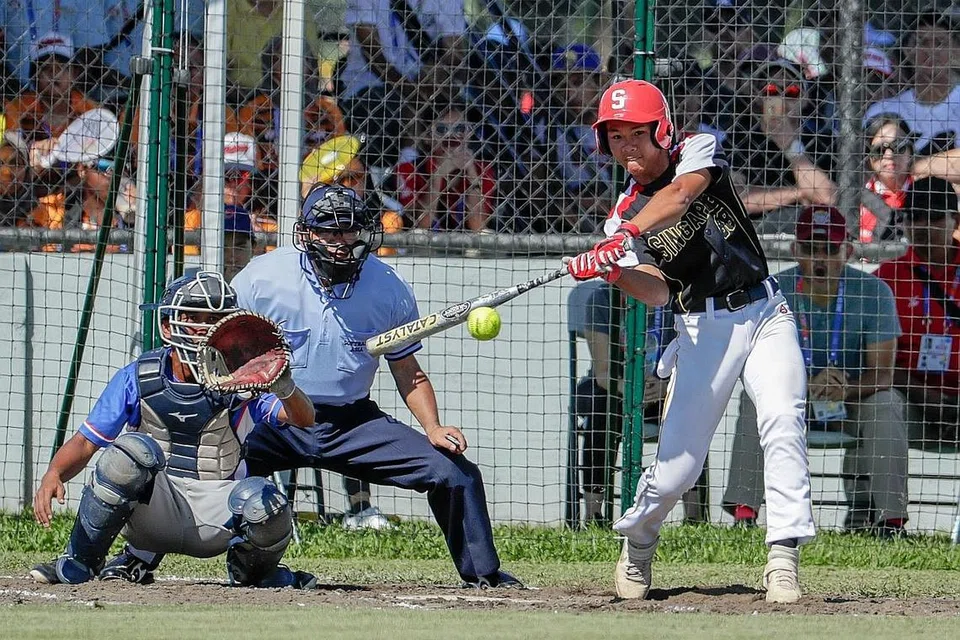 CATATAN REKOD: Huzaifah (kanan) semasa beraksi di Sukan Sea di Filipina tahun lalu. Singapura menewaskan hos Filipina 6-1 untuk merebut pingat emas. - Foto fail 10 Disember 2019