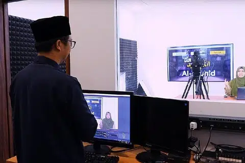 TINJAU RAKAMAN DI ANDALUS: The BM Show minggu ini akan meninjau bagaimana Andalus membuat rakaman di studio mini mereka di Darul Andalus.