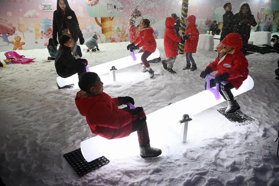 KEAJAIBAN MUSIM SEJUK: Naik jungkat-jungkit di tengah-tengah salji atau turun gelongsor sepanjang lima meter di Candy Snow House dan Candy Carnival di Terminal 3 Lapangan Terbang Changi.