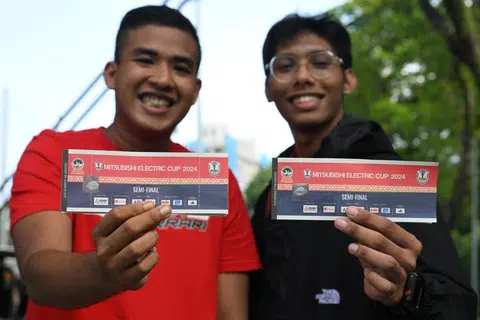 Encik Muhammad Nusair Md Noor dan Encik Muhammad Nur Syafiq Ismail telah mula beratur pada malam 21 Disember, sehari sebelum tiket bagi perlawanan separuh akhir Singapura lawan Vietnam di Stadium Jalan Besar mula dijual.