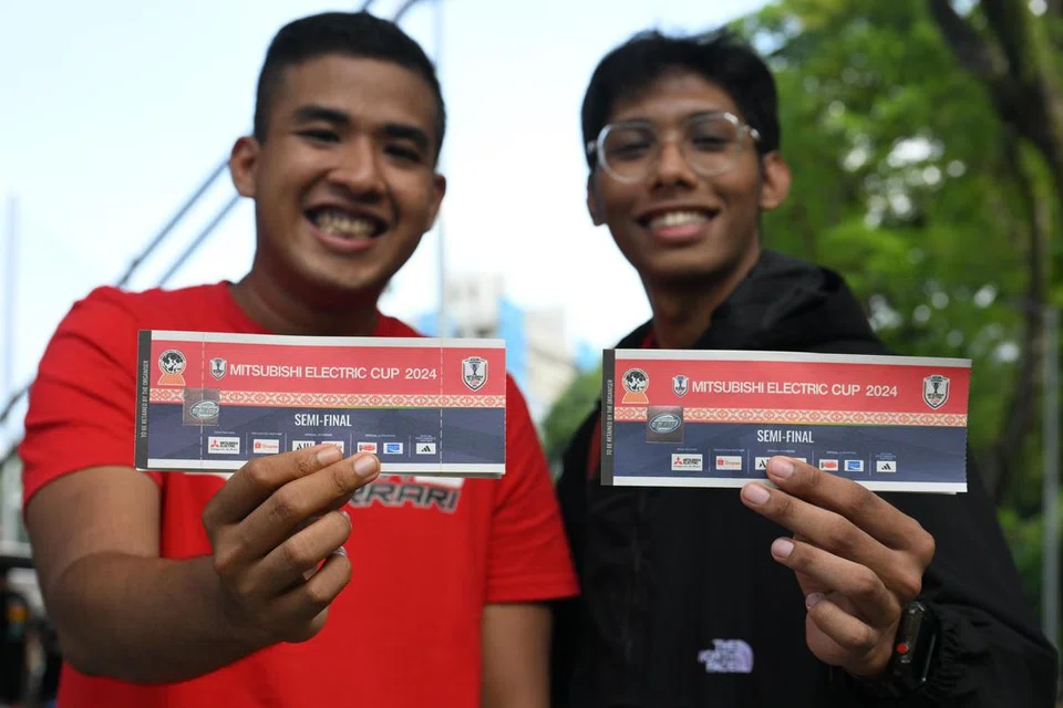 Encik Muhammad Nusair Md Noor dan Encik Muhammad Nur Syafiq Ismail telah mula beratur pada malam 21 Disember, sehari sebelum tiket bagi perlawanan separuh akhir Singapura lawan Vietnam di Stadium Jalan Besar mula dijual.