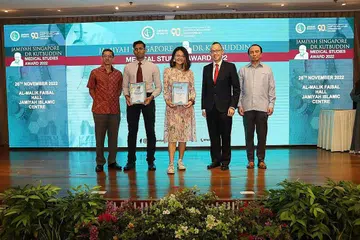 BIASISWA PELAJAR PERUBATAN: Jamiyah agihkan Biasiswa Pengajian Perubatan Dr Kutbuddin bernilai $5,000 untuk dua pelajar cemerlang baru-baru ini. (Dari kiri) Encik Talib Dohadwala (anak Allahyarham Dr Kutbuddin) bersama penerima biasiswa, Encik Fahim dan Cik Tho, bersama tetamu terhormat Dr Tan dan Datuk Dr Mohd Hasbi. - Foto JAMIYAH SINGAPURA