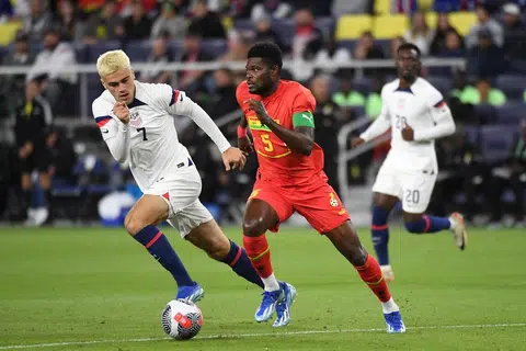 Tonggak tengah Ghana, Thomas Partey (tengah), bakal memikul tugas berat di Stadium Gillette untuk mengganggu rancangan dan menyekat kreativiti barisan bintang muda England selepas terlepas aksi pertama akibat isu visa.