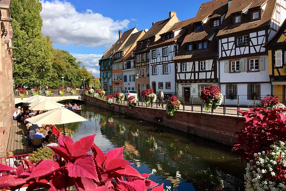 KEJUTAN MANIS: Penulis dan rakan wisatanya tidak menduga lawatan ke Switzerland turut membawa mereka singgah ke kota lama Perancis, Colmar, dengan bangunan seni bina ‘Medieval’ yang mempesona.