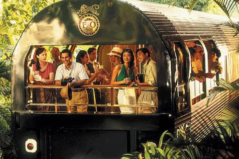 SERONOK TINJAU LANDSKAP DAN BUDAYA: ‘The Eastern & Oriental Express, A Belmond Train’, Asia Tenggara, menawarkan dua pakej kembara sambil meninjau kehijauan rimba dalam kereta api mewah. 