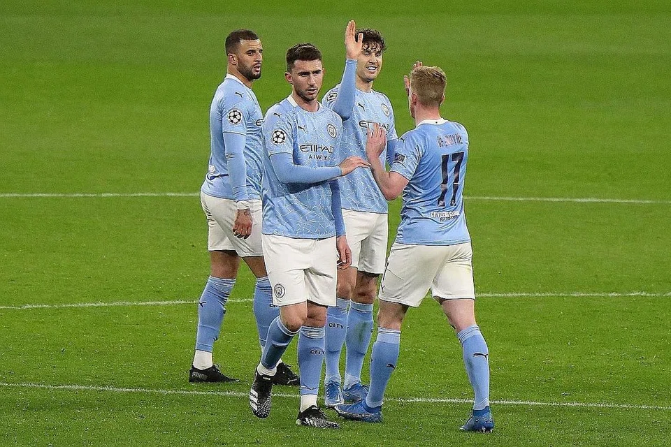 Pemain Manchester City, Kevin De Bruyne (jersi 17), merai kejayaan pasukan itu bersama rakan pasukan seperti (dari kiri) Kyle Walker, Aymeric Laporte dan John Stones. - Foto REUTERS, AFP