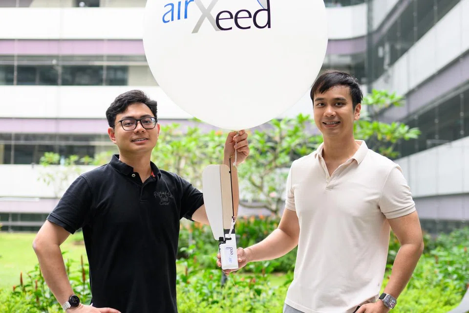 Dua penyelidik pascakedoktoran, Encik Danial Sufiyan Shaiful (kiri) dan Encik Shane Kyi Hla Win, merangkul Anugerah James Dyson bagi kategori kemampanan.