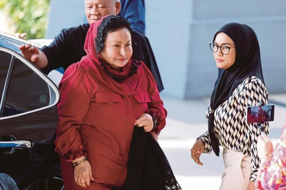 Isteri kepada mantan Perdana Menteri Malaysia keenam, Datin Seri Rosmah Mansor (kiri), ketika tiba di Kompleks Mahkamah Tinggi Kuala Lumpur. 