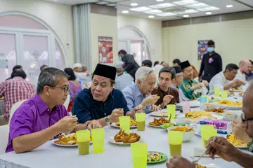 KEHARMONIAN KAUM: Menteri Kebudayaan, Masyarakat dan Belia, Encik Edwin Tong (paling kiri), di acara jamuan tengah hari di Masjid Abdul Aleem Siddique di Telok Kurau, anjuran Kumpulan Keharmonian Joo Chiat pada Ahad. Bersamanya dalam gambar ialah (dari kiri) pengerusi eksekutif Masjid Siglap, Encik Azman Mohd Ariffin; mantan anggota parlimen Telok Blangah, Encik Rohan Kamis; dan mantan presiden Muis, Encik Mohammad Alami Musa.