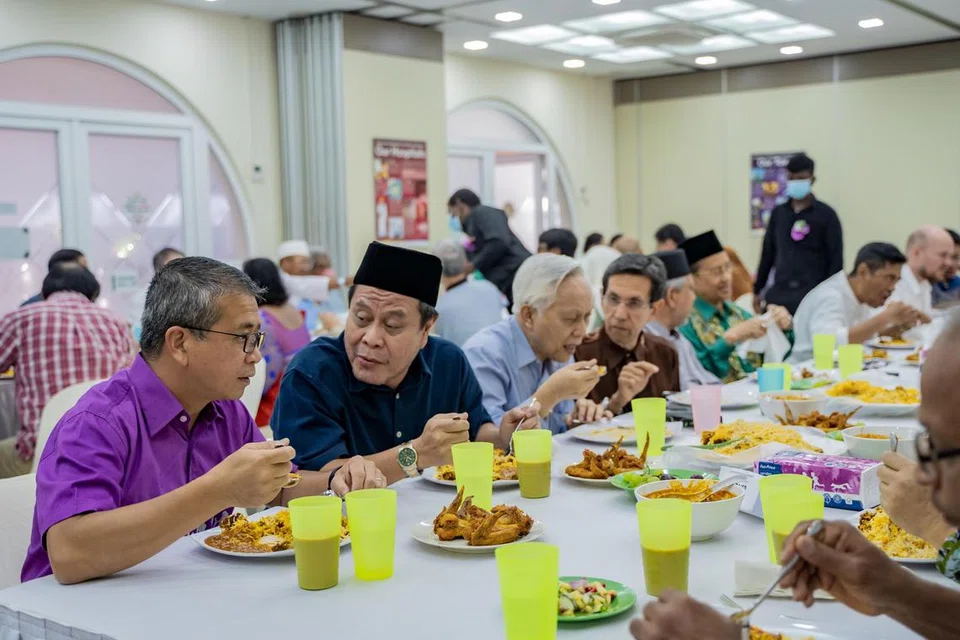 KEHARMONIAN KAUM: Menteri Kebudayaan, Masyarakat dan Belia, Encik Edwin Tong (paling kiri), di acara jamuan tengah hari di Masjid Abdul Aleem Siddique di Telok Kurau, anjuran Kumpulan Keharmonian Joo Chiat pada Ahad. Bersamanya dalam gambar ialah (dari kiri) pengerusi eksekutif Masjid Siglap, Encik Azman Mohd Ariffin; mantan anggota parlimen Telok Blangah, Encik Rohan Kamis; dan mantan presiden Muis, Encik Mohammad Alami Musa.