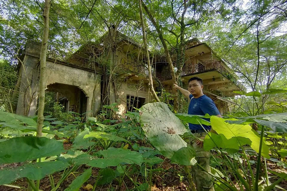 ISTANA WOODNEUK: Encik Sarafian Salleh menunjukkan Istana Woodneuk yang usang dan terbiar. Ia salah satu daripada dua istana lama yang dibina oleh keluarga diraja Melayu pada 1800-an yang masih berdiri hari ini. - Foto BH oleh ISMAIL ALI