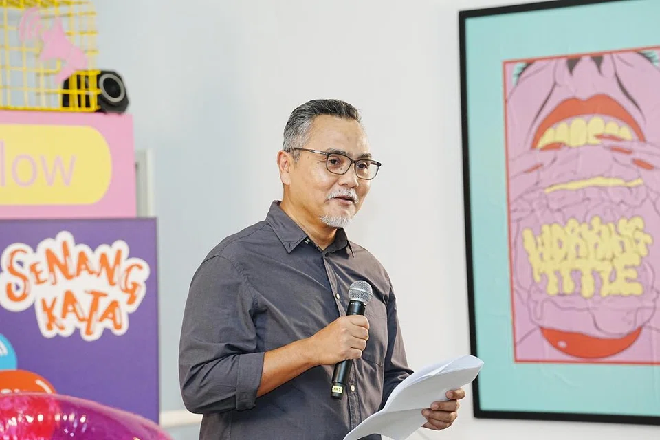 Editor Berita Harian, Encik Nazry Mokhtar, kelihatan dalam gambar semasa pelancaran platform baru bagi golongan muda, OMG!. Menurut Encik Nazry, salah satu tumpuan BH ialah memartabatkan bahasa Melayu agar dapat menyerlahkan jati diri masyarakat Melayu.