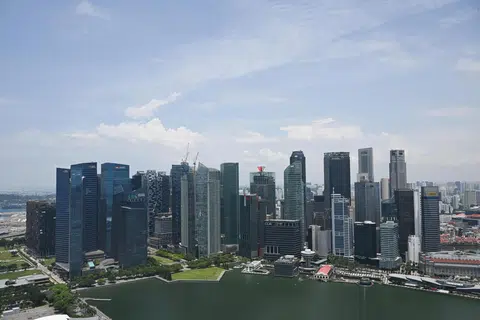 PROSEDUR BANK LEBIH KETAT: Perubahan dalam pematuhan piawaian oleh bank tercetus selepas pihak polis pada Ogos menahan dan mendakwa 10 warga asing di Singapura berhubung skandal pengubahan wang haram. 
