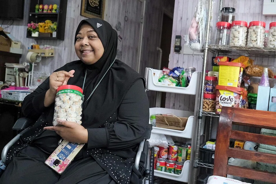 CARI REZEKI: Cik Mardiana Hassan, seorang balu yang telah kehilangan suami dan kededua kakinya, membuat perniagaan dari rumah dengan menjual kuih Raya dan juadah buka puasa setiap Ramadan. - Foto-foto BH oleh SHAFIQ APANDI 
