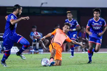 HARUS SEGERA BANGKIT: Pemain midfield Hougang, Syahiran Miswan (jersi jingga) cuba mengawal bola semasa dikerumuni pemain Warriors FC (dari kiri) Jonathan Behe, Khairul Nizam dan Firdaus Kasman. - Foto HAIQAL TAHIR
