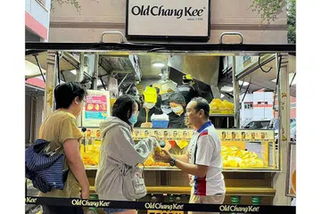 AGIH SARAPAN PERCUMA: Anggota Parlimen bagi GRC Choa Chu Kang, Encik Zhulkarnain Abdul Rahim (kanan), mengagihkan set sarapan percuma dari trak makanan Old Chang Kee kepada penduduk di kawasan itu pada Ahad lalu. - FOTO FACEBOOK ZHULKARNAIN ABDUL RAHIM