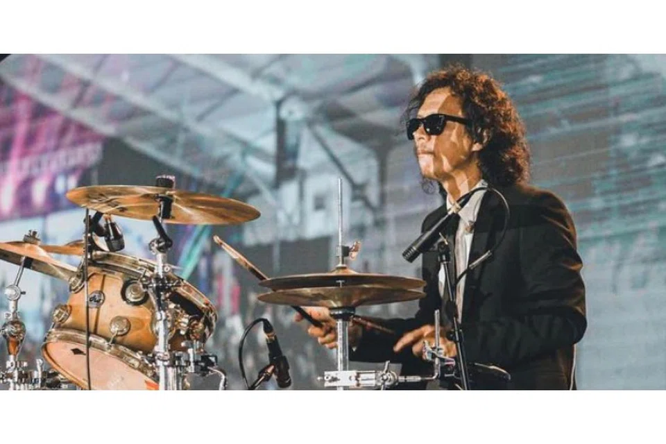 MUZIK LAMA BERNAFAS BARU: Kugiran 'Masdo' pastikan ada 'trademark' tertentu yang dipaparkan dalam konsert bagi setiap lagu, sesuatu yang turut melibatkan interaksi penonton. - Foto MASDO