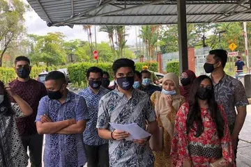 Syed Saddiq dilihat bersama penyokongnya selepas mendaftar Muda Malaysia di Putrajaya pada Khamis.