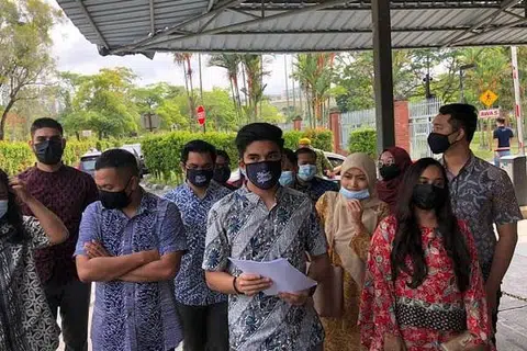 Syed Saddiq dilihat bersama penyokongnya selepas mendaftar Muda Malaysia di Putrajaya pada Khamis.