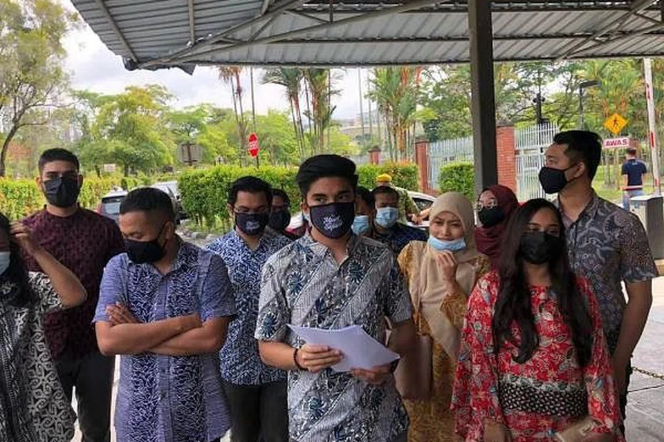 Syed Saddiq dilihat bersama penyokongnya selepas mendaftar Muda Malaysia di Putrajaya pada Khamis.
