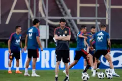 TUGAS MENCABAR: Jurulatih baru Sepanyol yang dilantik dua hari lalu, Fernando Hierro (tengah), mengendalikan latihan pasukannya menjelang perlawanan dengan Portugal. - Foto AFP